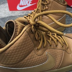 Nike Court Borough Mid Winter